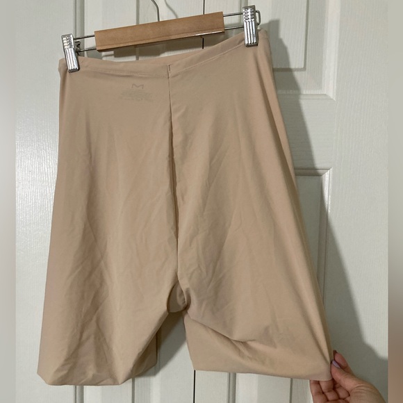 Maidenform 2X Slip Shorts - Picture 3 of 9